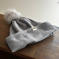 Pom Pom Beanie: Color Grey (ポンポンはホワイト・クリーム系）