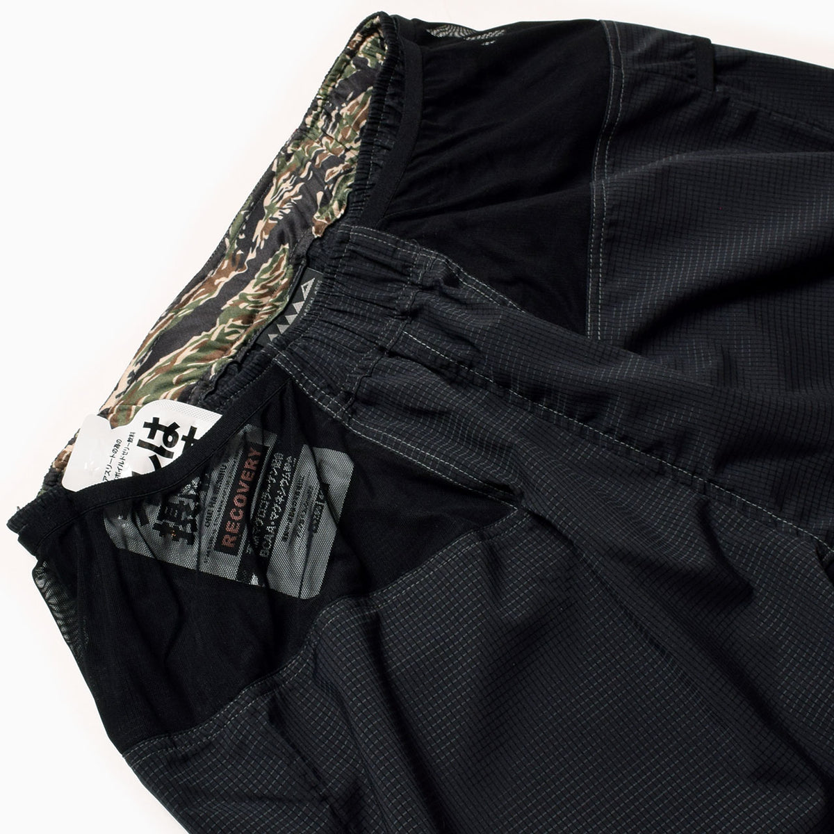MMA GACHIO "MASTER THE RACE" Multi Pocket Run Shorts Black