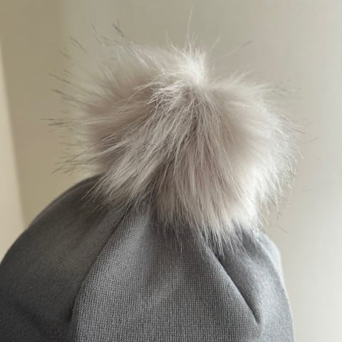 Pom Pom Beanie: Color Grey (ポンポンはホワイト・クリーム系）