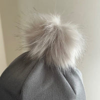Pom Pom Beanie: Color Grey (ポンポンはホワイト・クリーム系）