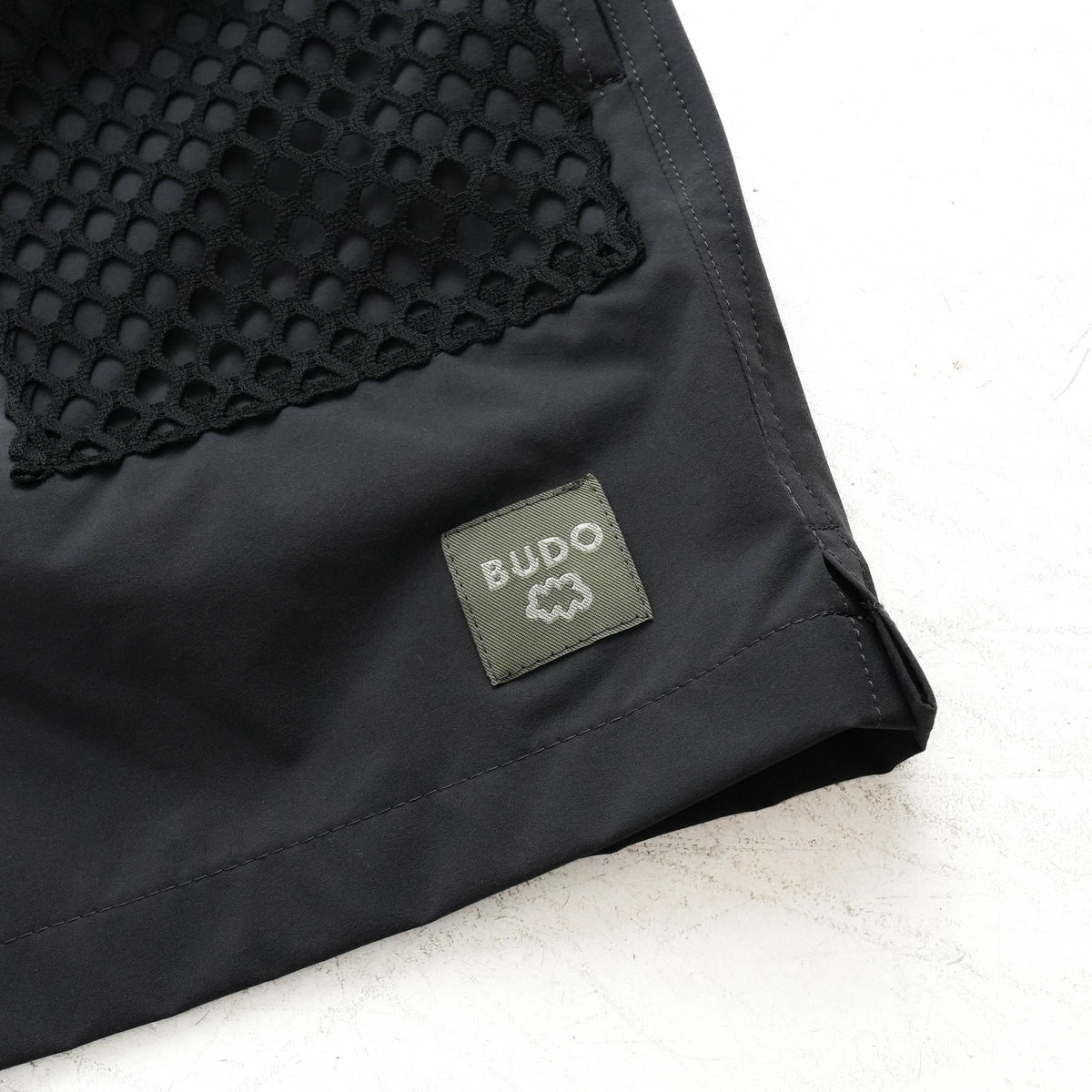 AIR GRID- MESH SHORTS :gray