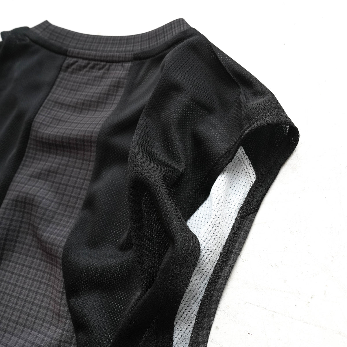 GUNCLUB SLEEVELESS  BLACK