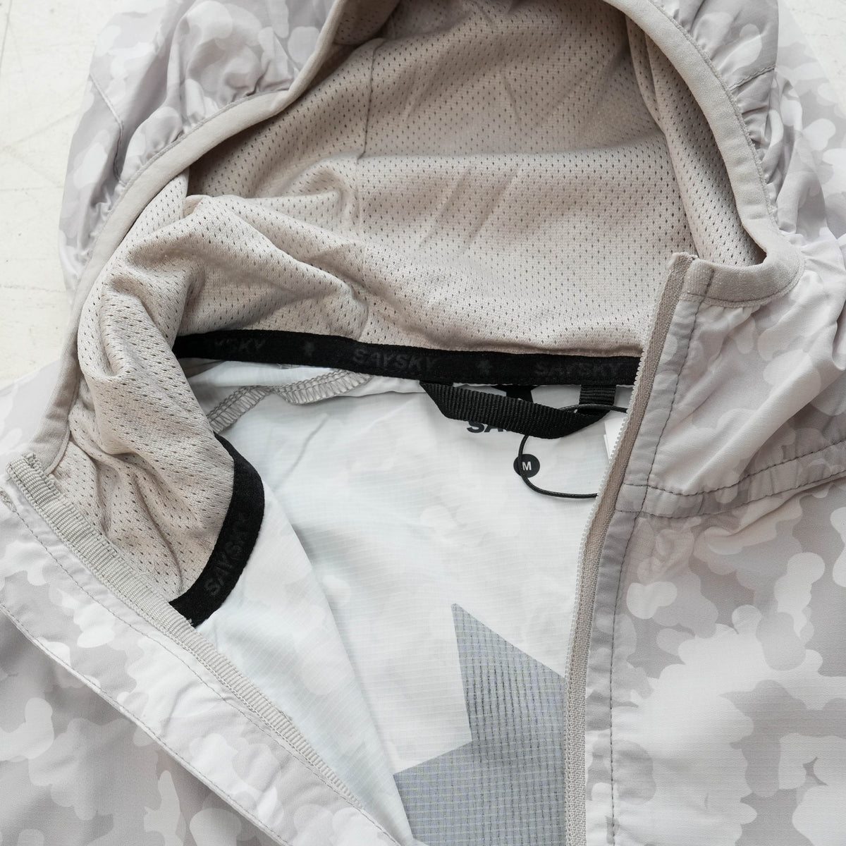 ランニングジャケット  Camo Pace Jacket - Sand Aop [メンズ]