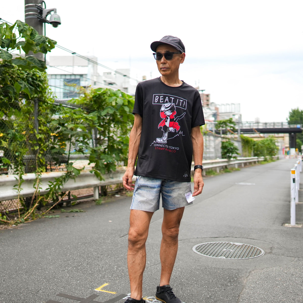 STAMP × CONNECTED GRAPHIC RUN TEE (BEAT IT!) BLACK