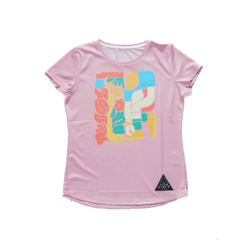 STAMP WOMENS GRAPHIC RUN TEE (ENTER THE TRAIL -PINK-)