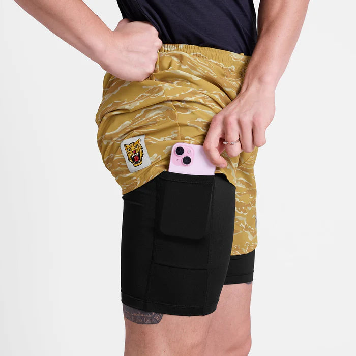 ランニングショーツ SM40007c1064 Tiger Pace 2-in-1 Shorts 5" - Yellowcamo [メンズ]