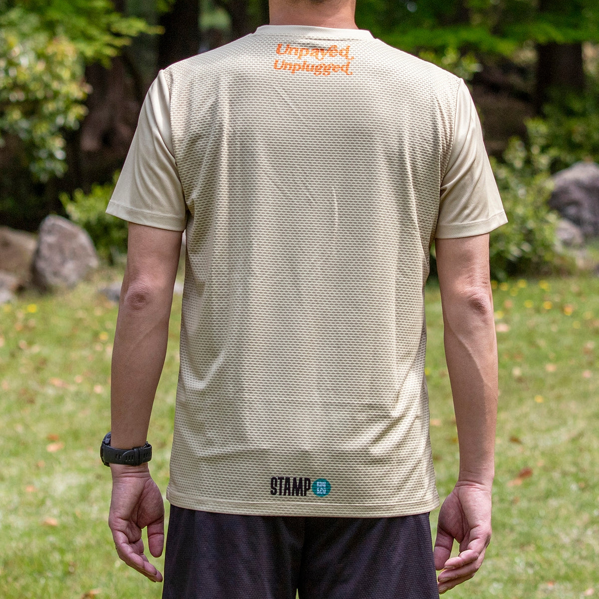 STAMP GRAPHIC RUN TEE (Unpaved,Unplugged)