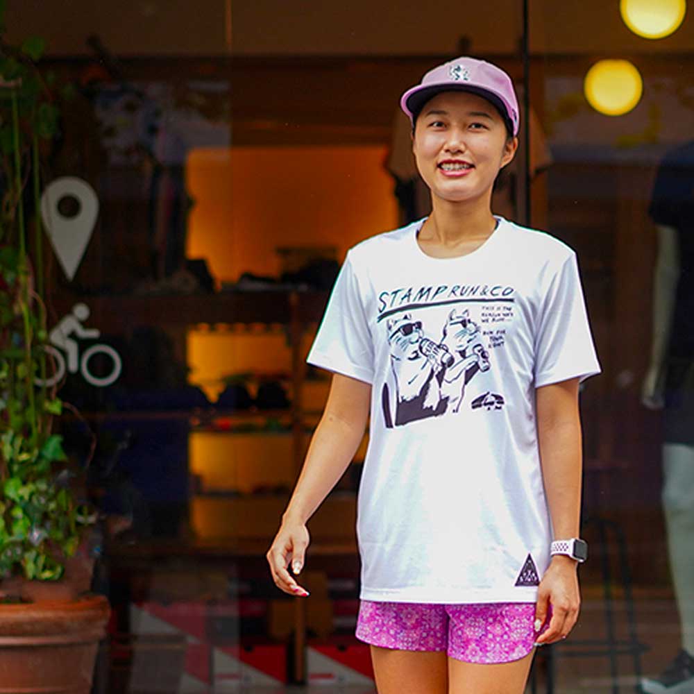 STAMP GRAPHIC RUN TEE (TWO CATS -WHITE-)
